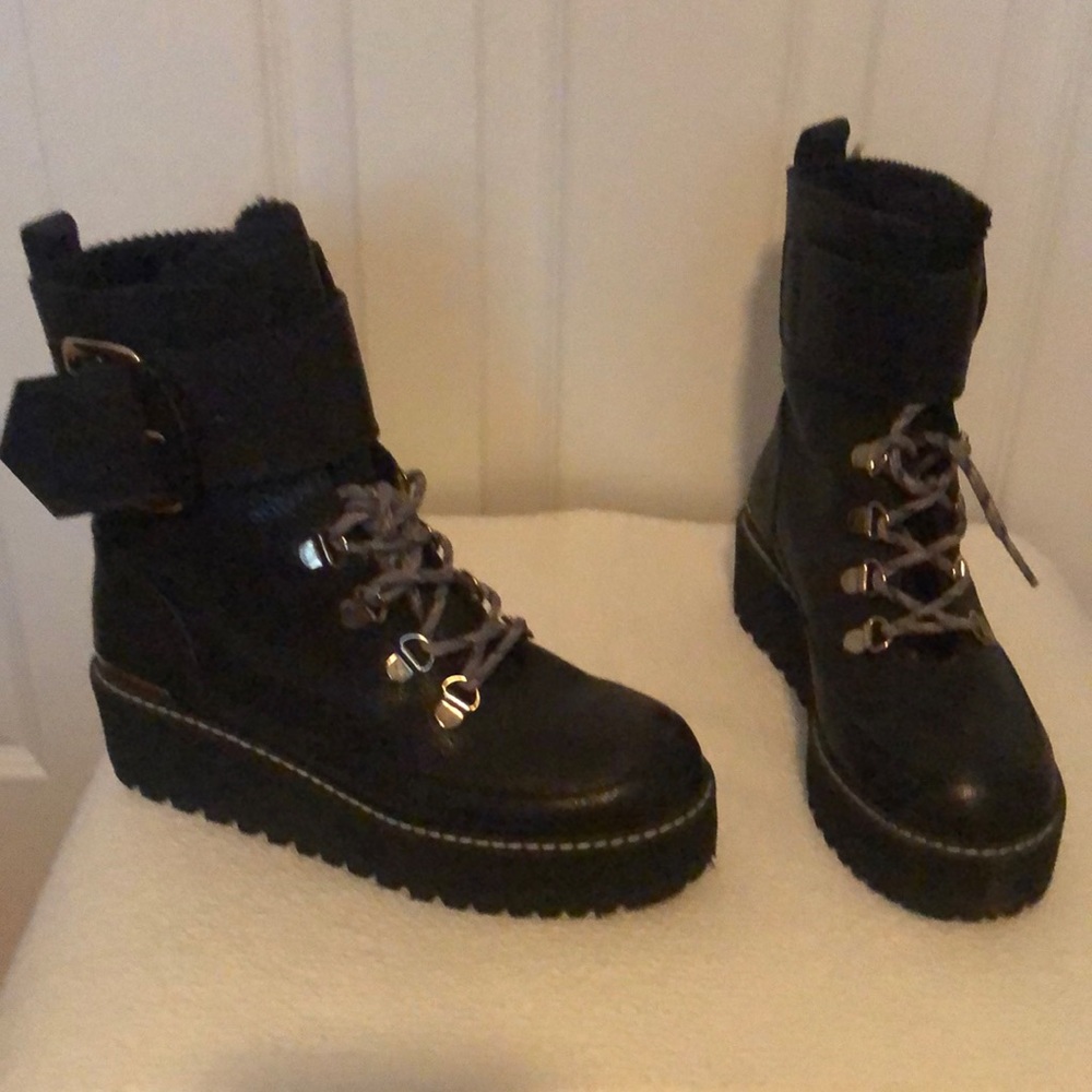 Beautiful black leather SW fur lined boots